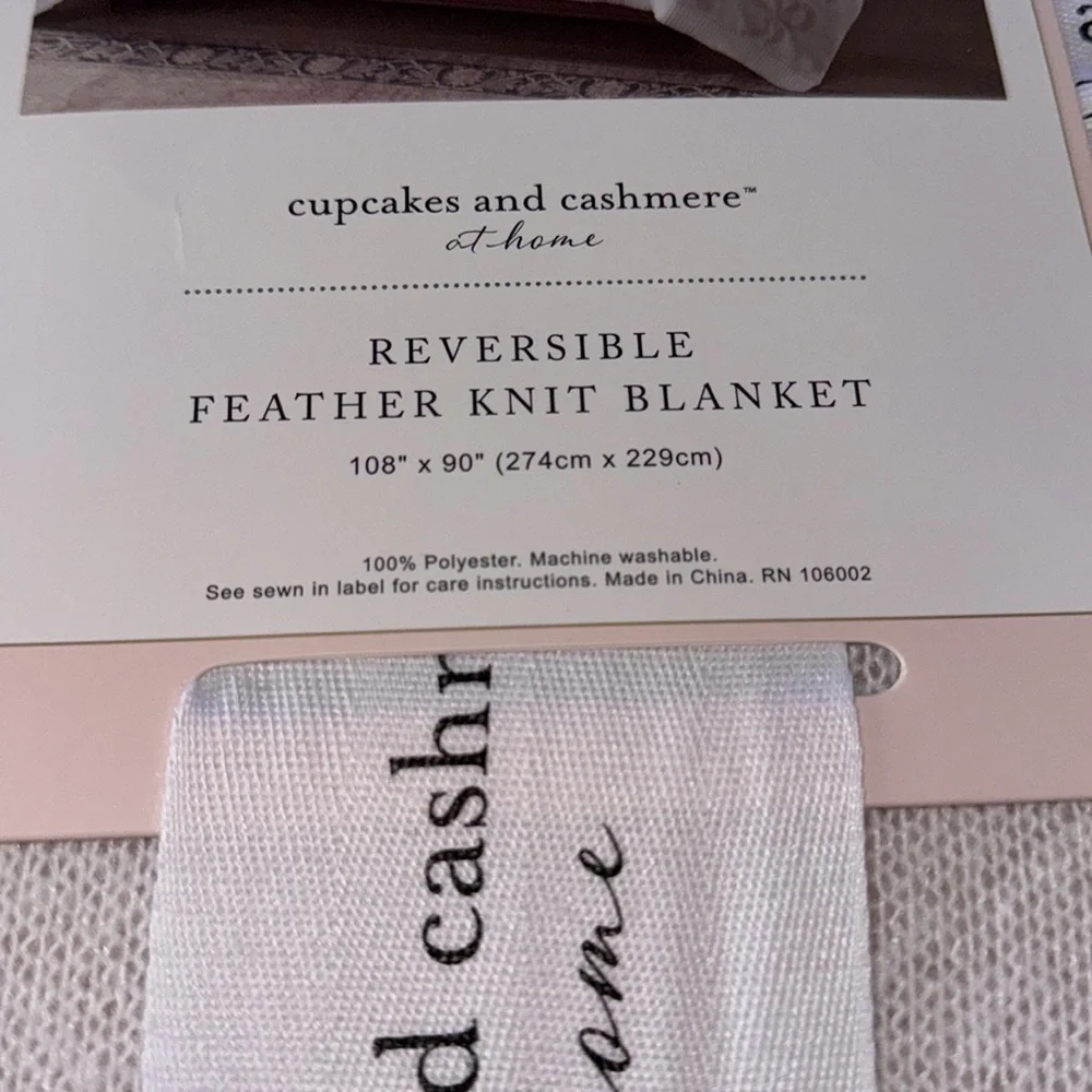 Cupcakes and cashmere pink ribbon/bow, king size reversible, knit blanke
